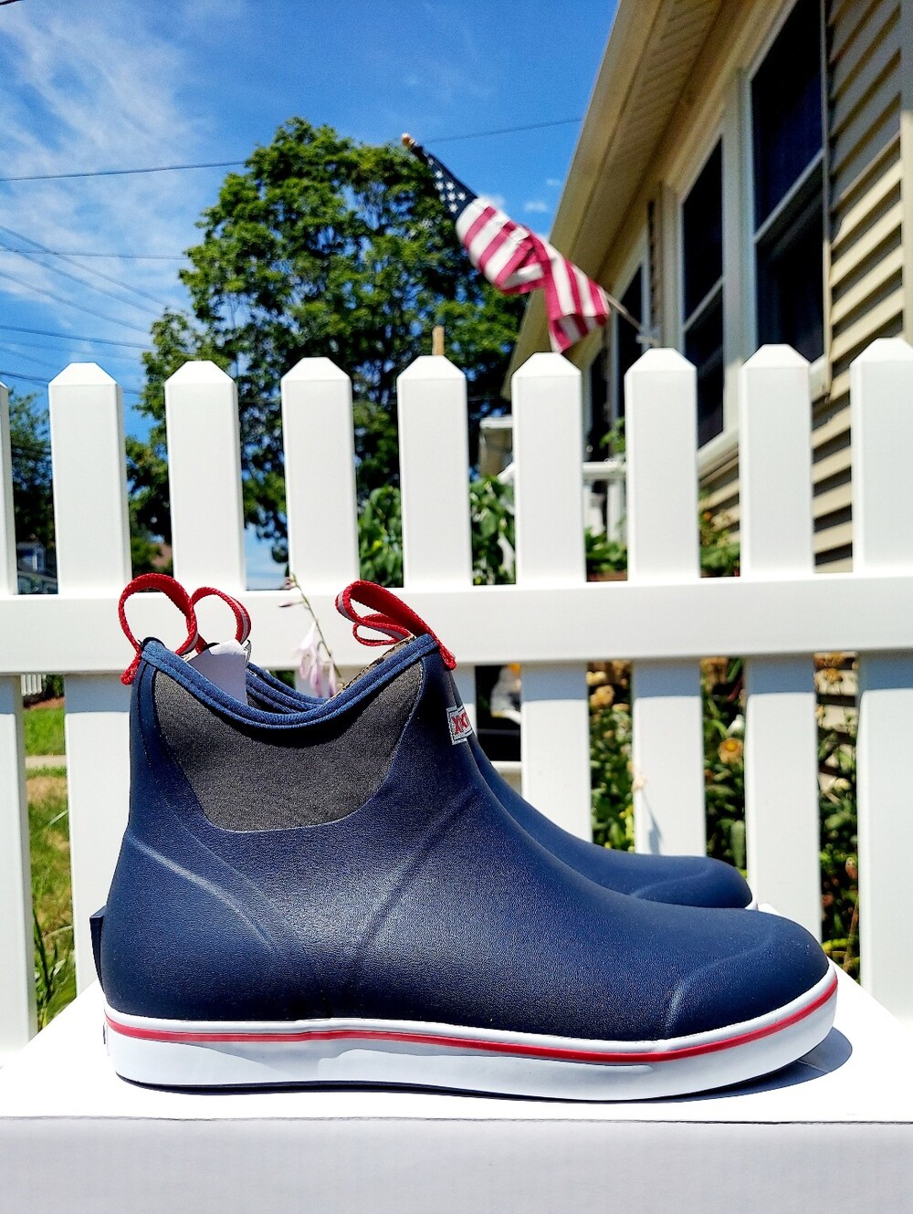 Xtratuf Navy Waterproof Slip Resistant Slip-On Boots Mens Size 9 NWT Outdoors